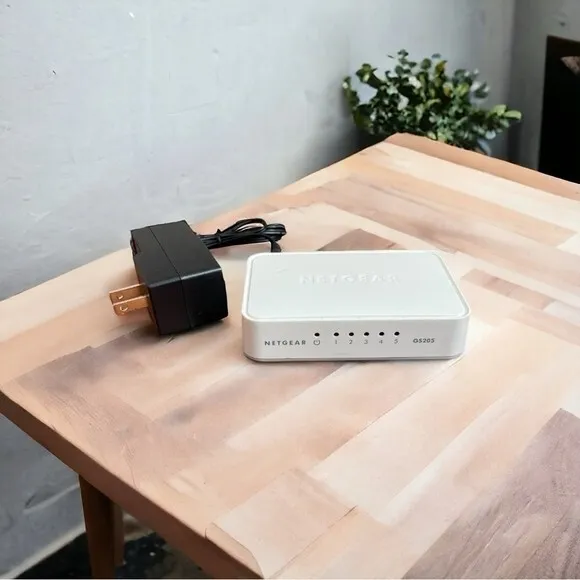 Коммутатор NETGEAR GS205 5-Port Gigabit Ethernet Switch Compact Desktop Splitter