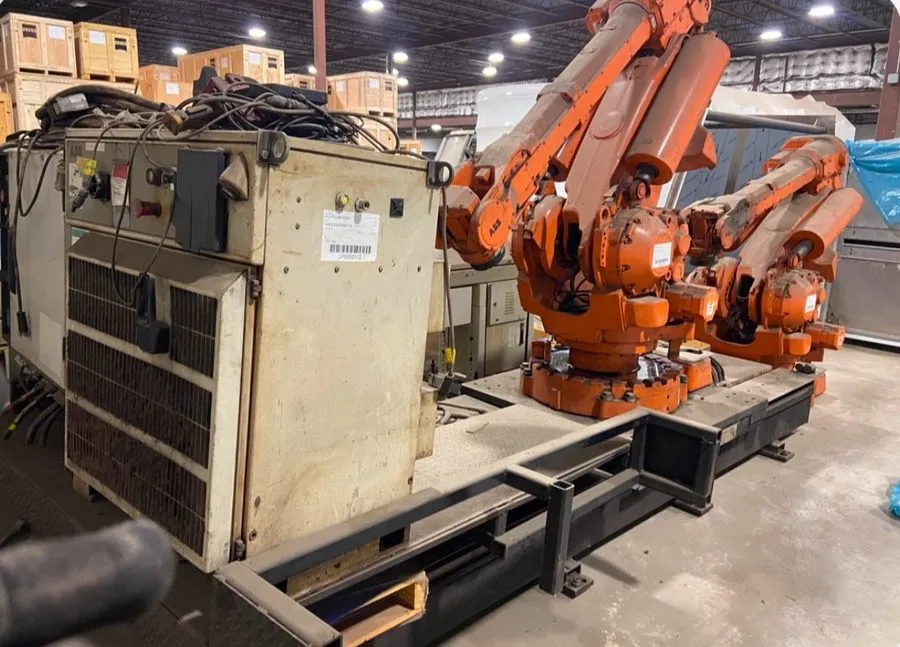 Робот Robot ABB IRB6400R with 16 foot linear track system — фото лота 1