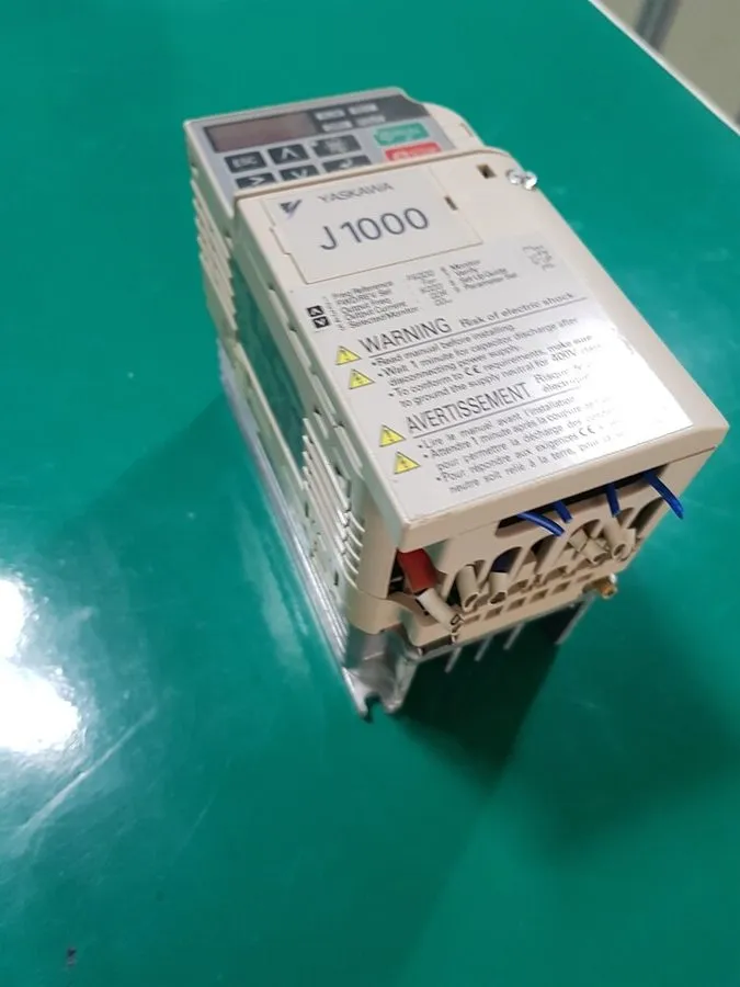 Частотный преобразователь Yaskawa J1000 inverter CIMR-JT2A0004BAA 0.4/0.75KW 220