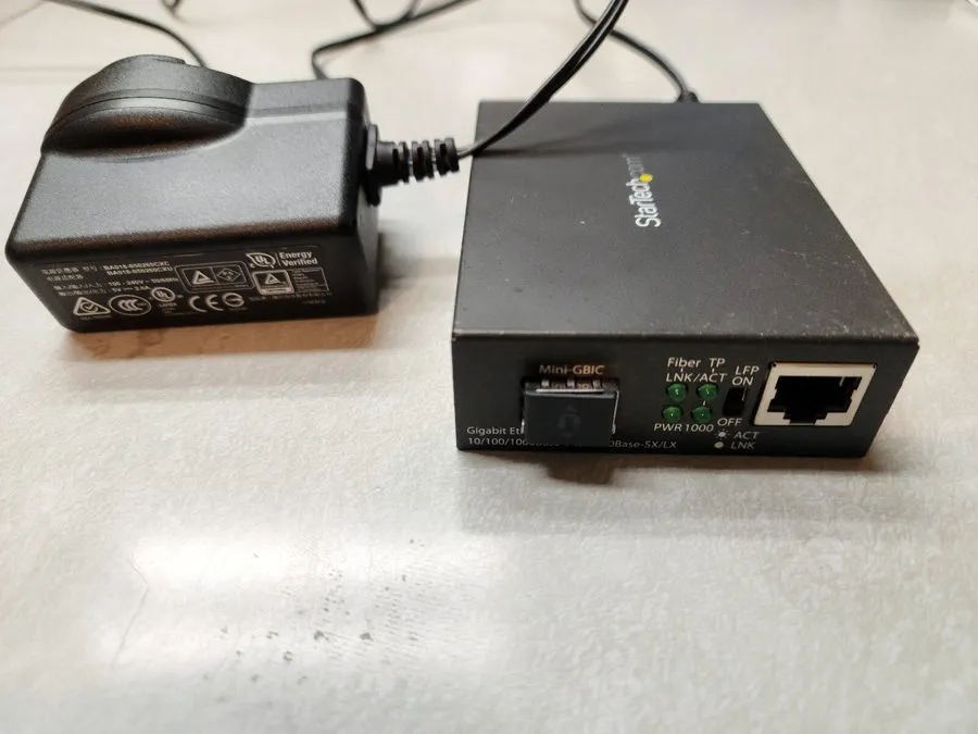 Медиаконвертер StarTech MCM1110SFP Gigabit Ethernet Fiber Media Converter w/ Ope