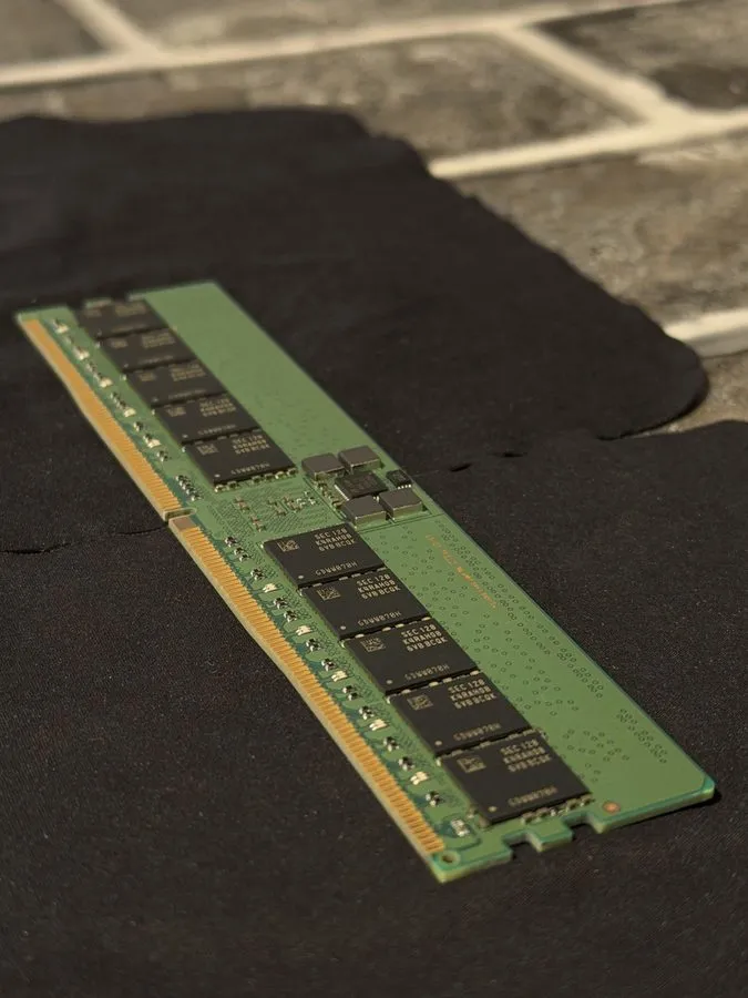 Модуль памяти SAMSUNG 32GB DDR5-4800B ECC RDIMM 2RX8 SERVER MEMORY M321R4GA3BB0-