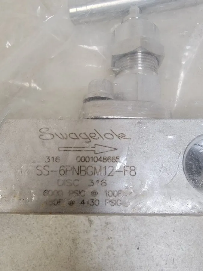 Клапан Swagelok SS-6PNBGM12-F8 Stainless Steel Screwed-Bonnet Gauge Needle Valve