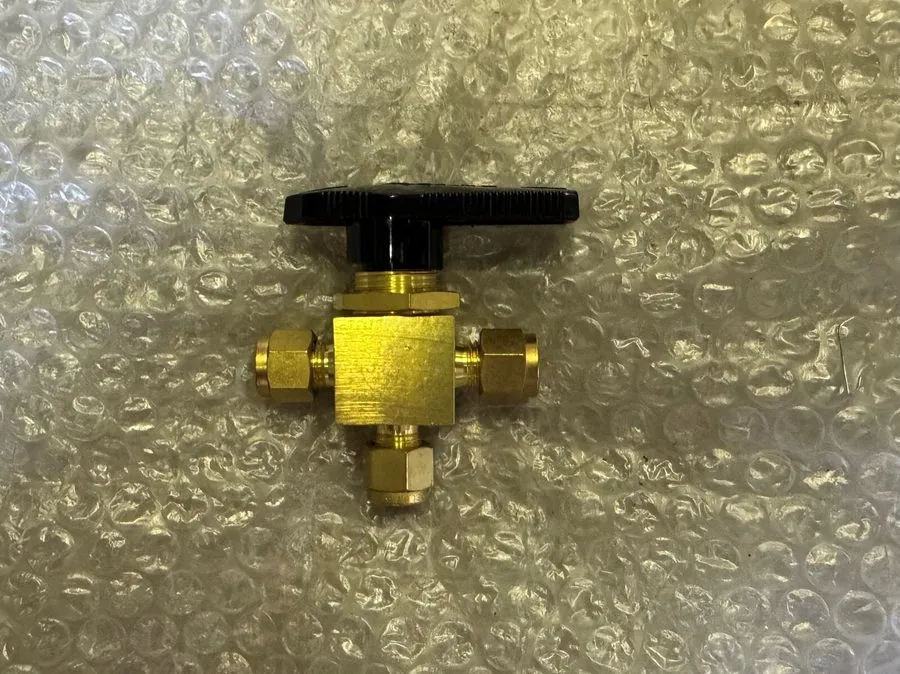 Клапан Swagelok B-43XS4 Brass 40 Series 3-Way Ball Valve FNSP