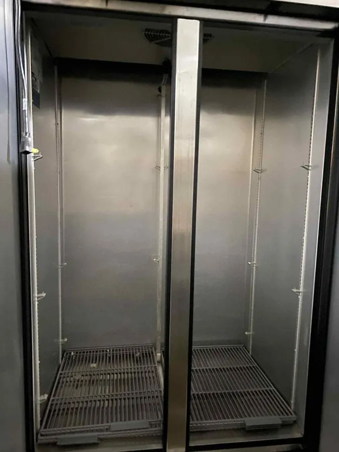 Холодильный шкаф True T-35-HC 35 cu.ft. Two Section Reach-In Refrigerator w/ 2 S — фото лота 1