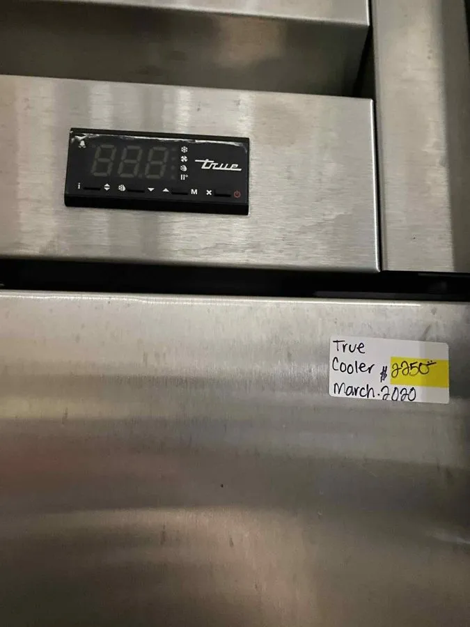 Холодильный шкаф True T-35-HC 35 cu.ft. Two Section Reach-In Refrigerator w/ 2 S — фото лота 2