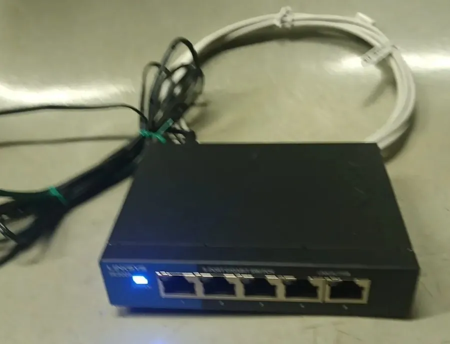 Коммутатор Linksys 5-Port Gigabit Ethernet Switch Black/Blue SE3005v2 VG