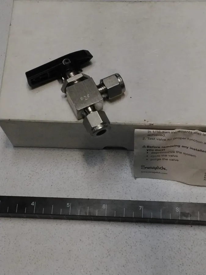Клапан Swagelok SS-42gs4-a 1/4" Tube OD Angled Ball Valve 1 Qty