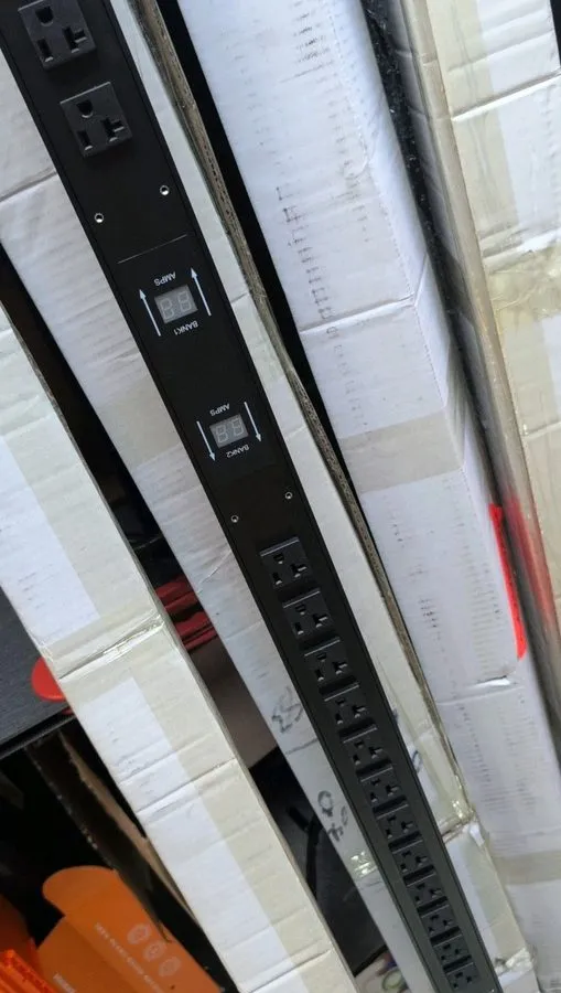 Стойка/шкаф Tripp Lite PDUMV30 Rackmount PDU 30-Outlet 120V 24A NEMA 5-15R Black — фото лота 1