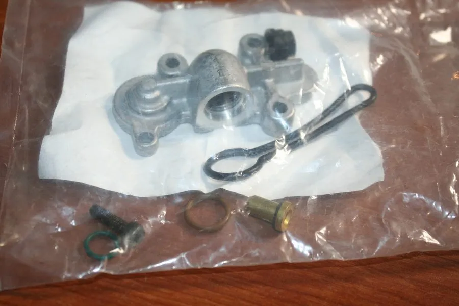 Трубопроводная арматура Ford 03-07 6.0L Fuel Pressure Regulator Blue Spring Kit