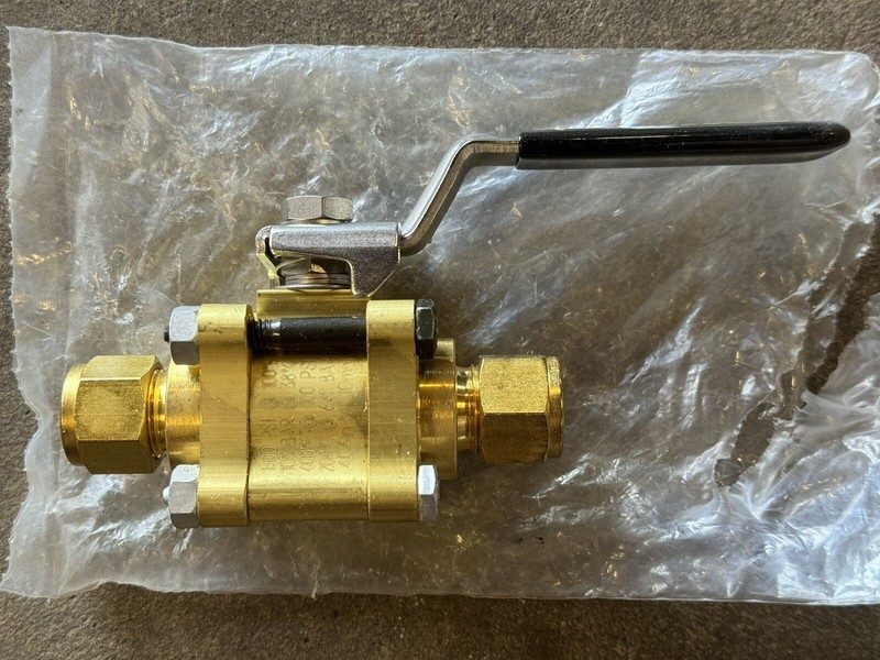 Клапан Swagelok B-63TS8 Brass 3-Piece 60 Series Ball Valve FNSP