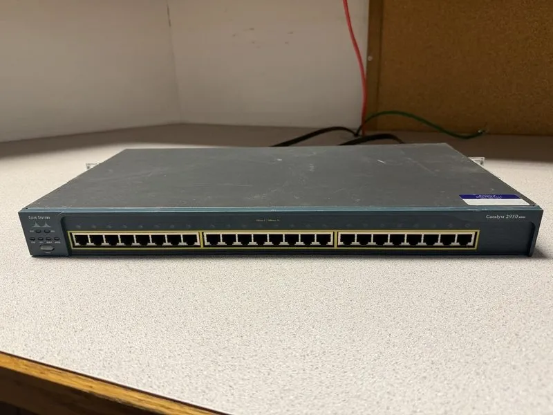 Коммутатор Cisco Catalyst 2950 Series (WS-C2950-24) External Switch w/ 24 Ports — фото лота 1