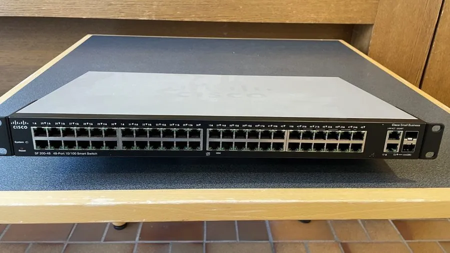 Коммутатор Cisco SF200-48P 48x10/100