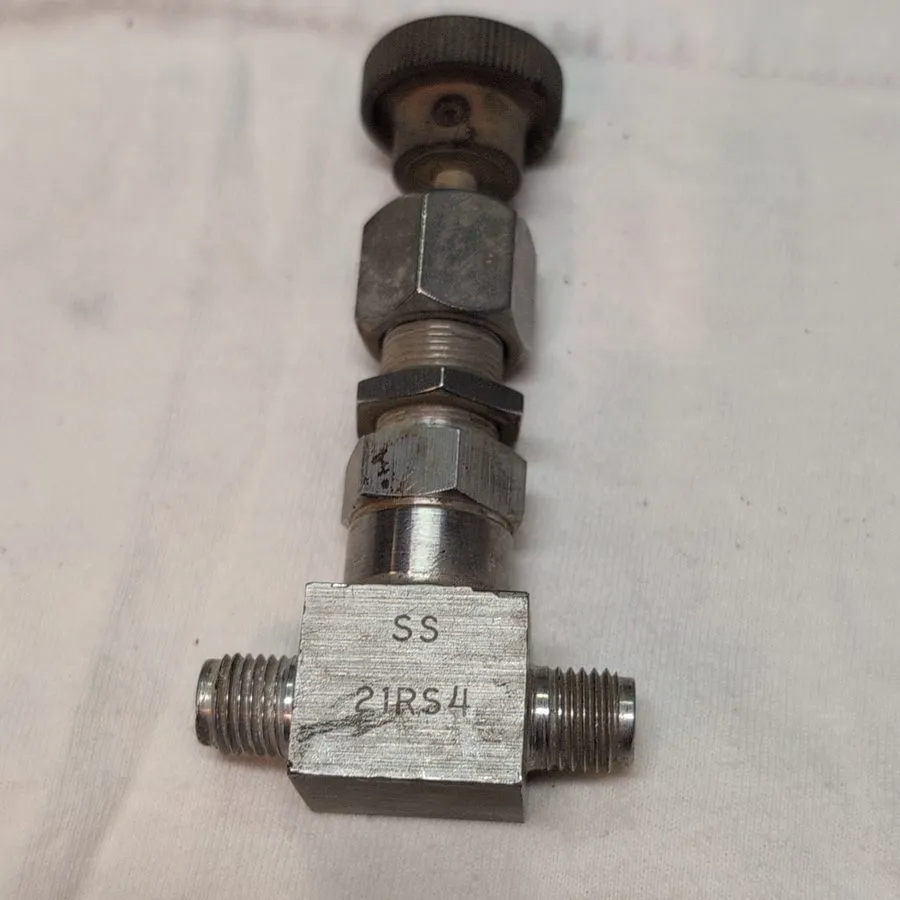 Клапан Whitey Swagelok SS-21RS4 Stainless Steel Needle Valve 3000 PSI 1/4" MNPT — фото лота 1