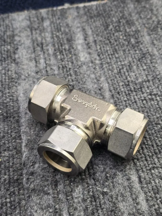 Фитинг Swagelok 316 Stainless Steel Tube Tee Fitting 1" w/Nuts SS-1610-3