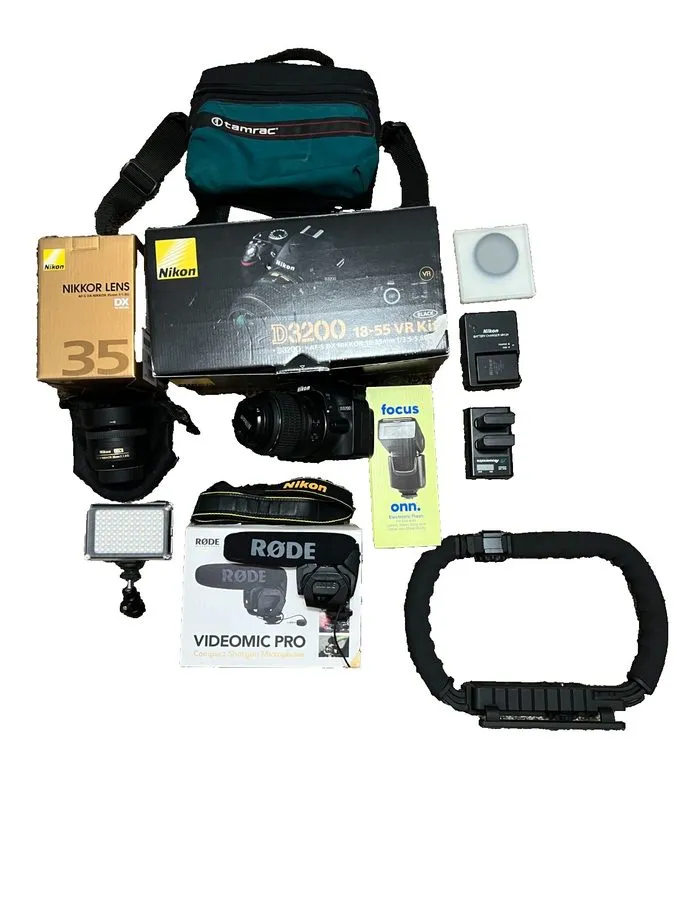 Фотокамера Nikon D3200 24.2MP DSLR Camera AF-S DX ED VR G 18-55mm + 35mm + Batte