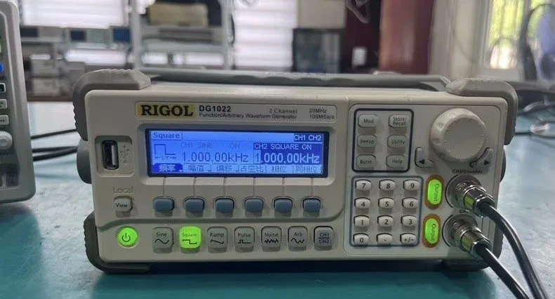 Генератор сигналов RIGOL DG1022 FUNCTION/ARBITRARY WAVEFORM GENERATOR 25 MHz,2CH