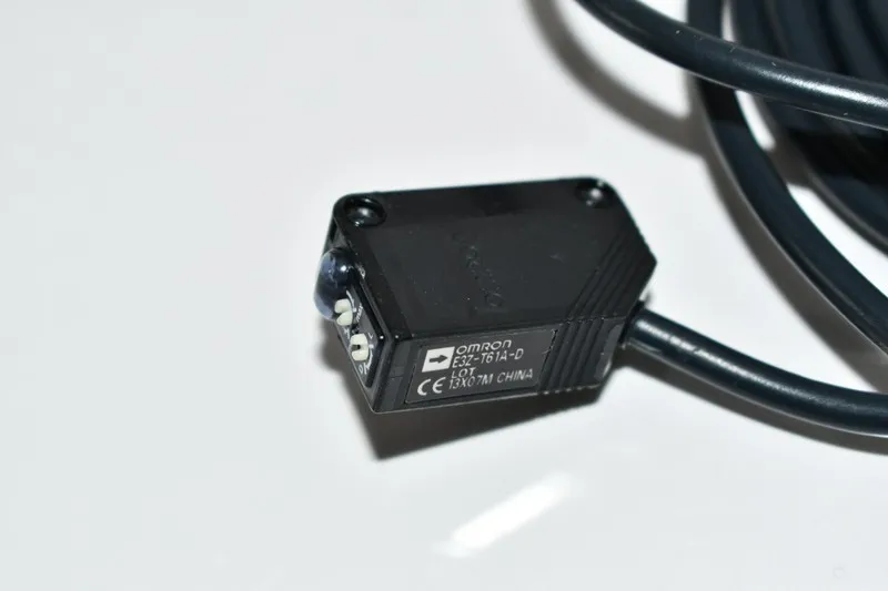 Фотоэлектрический датчик Omron E3Z-T61A-D Photoelectric Sensor 12-24 Vdc