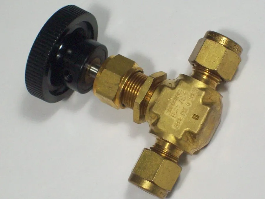 Клапан Swagelok B-1VS4 Brass Integral Bonnet Needle Valve FNSP