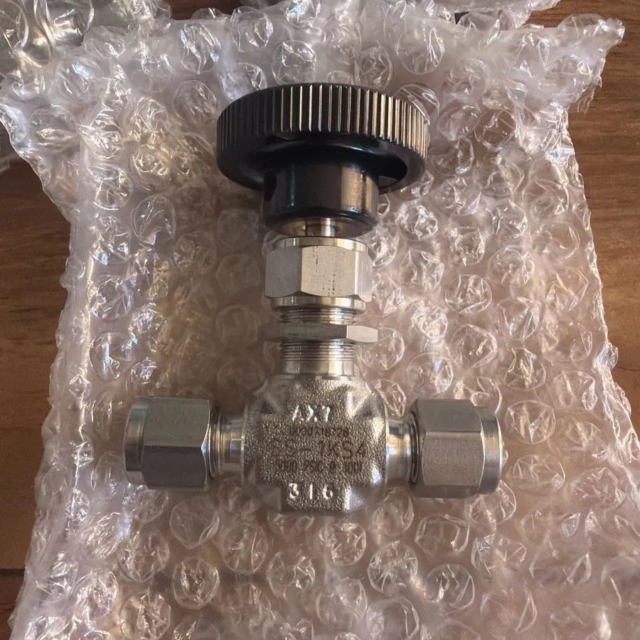 Клапан Swagelok SS-1KS4 316 Stainless Steel Integral Bonnet Needle Valve — фото лота 1