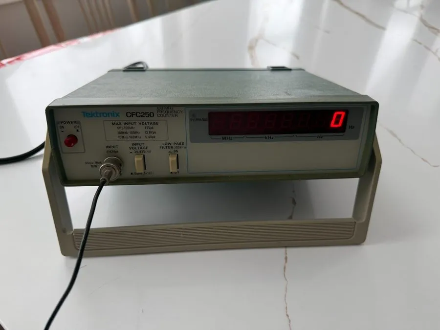 Тестер Tektronix CFC250 100 MHz Frequency Counter