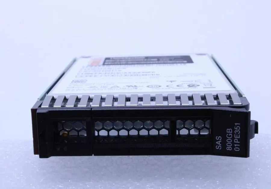 SSD-накопитель Lenovo 01PE351 4XB7A10230 800GB MLC 12Gb SAS 2.5" SFF Hot Swap En — фото лота 1