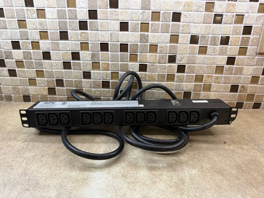 Блок розеток PDU APC AP9566 NetShelter Basic Rack PDU 1U 16A 208V 12 C13 outlets — фото лота 1