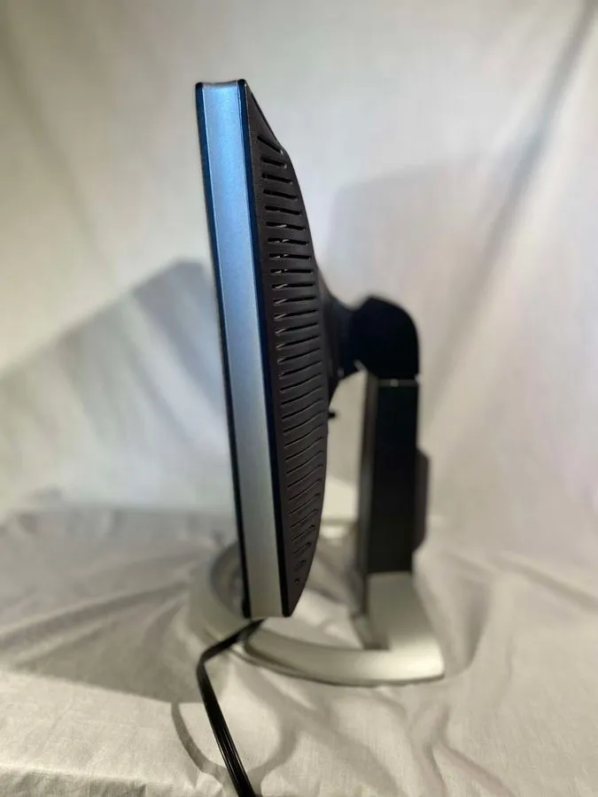 Монитор Dell UltraSharp 1905FP 19" LCD Monitor 1280x1024 DVI-D VGA Black/Silver — фото лота 3