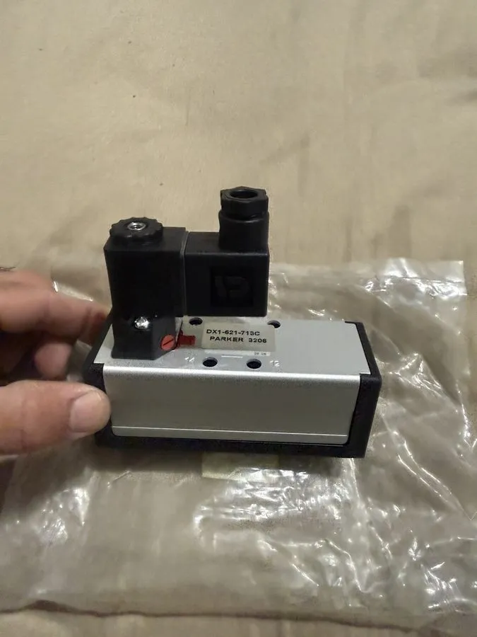 Электромагнитный клапан PARKER DX1-621-713C Parker Isomax 5/2 Pneumatic Solenoid — фото лота 2