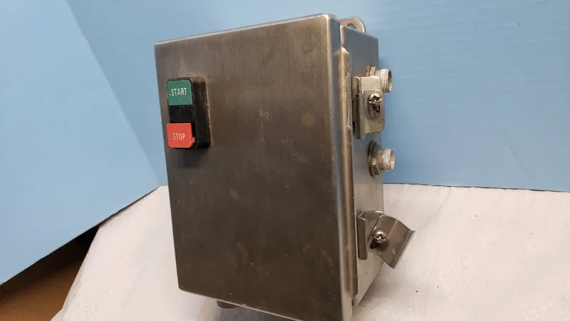 Монтажный шкаф NVENT HOFFMAN A8064CHNFSS STAINLESS STEEL ENCLOSURE 8X6X4 w/ Hole