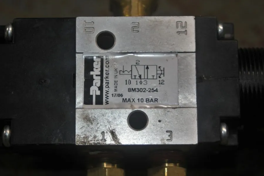 Электромагнитный клапан Parker Manual Pneumatic Solenoid Valve 8M302-254 Flyer 0