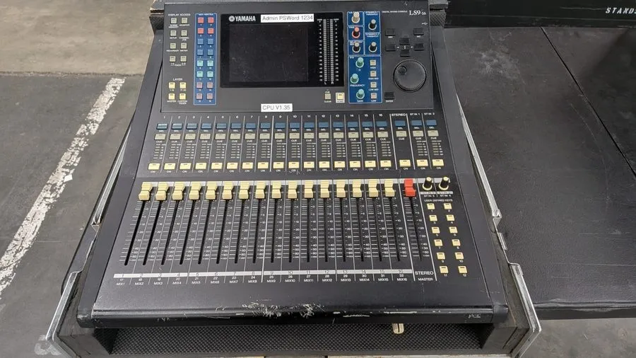 Микшерный пульт Yamaha LS9-16 Mixing Console #17205 (One)THS