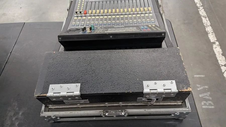 Микшерный пульт Yamaha LS9-16 Mixing Console #17205 (One)THS — фото лота 2