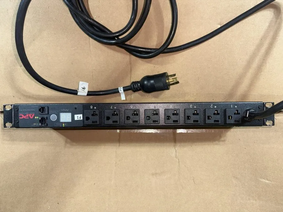 Блок розеток PDU APC AP7901 Swtchd Rack PDU 1U 20A 120V 2400VA NEMA 5-20 Rack — фото лота 1