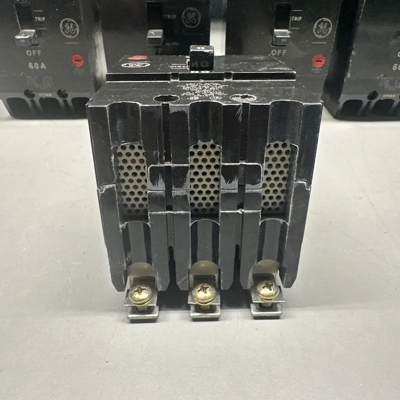 Автоматический выключатель GENERAL ELECTRIC TEY360 TEY 3 POLE 60 AMP 480v CIRCUI — фото лота 3
