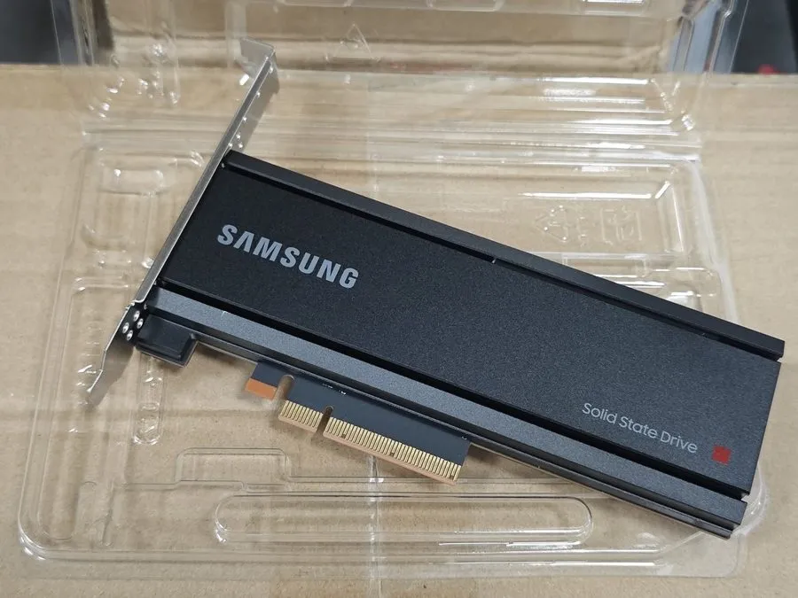 SSD-накопитель Dell Samsung PM1735 6.4TB SSD PCIE 4.0 NVME MZ-PLJ6T40 MZPLJ6T4HA