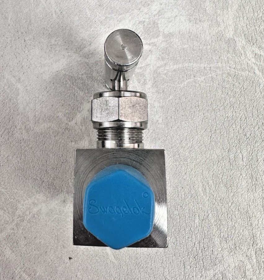 Клапан 1/2" Swagelok SS-6PNBGM8L-F8 Gauge Needle Valve w/ SS-26VM8-F8 Valve — фото лота 1