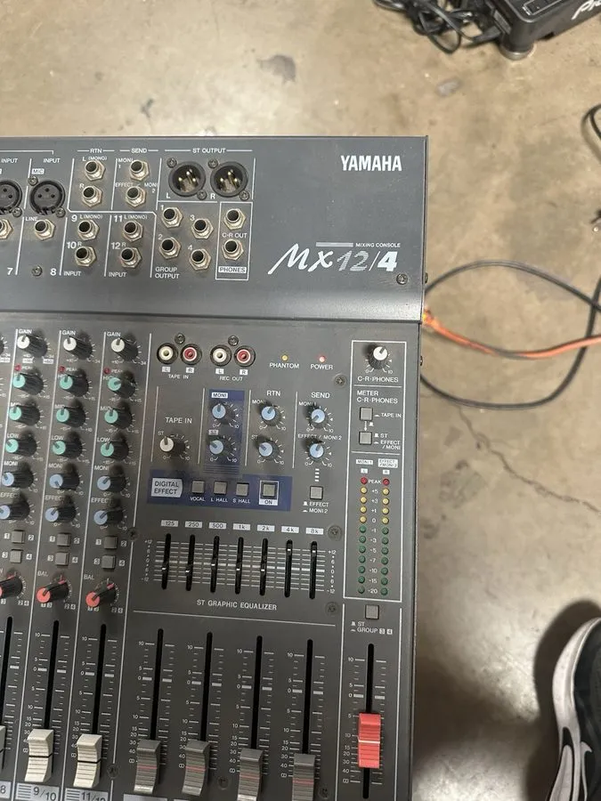 Микшерный пульт Yamaha MX12/4 12-Channel 4-Bus Analog Mixing Console DJ Audio 38