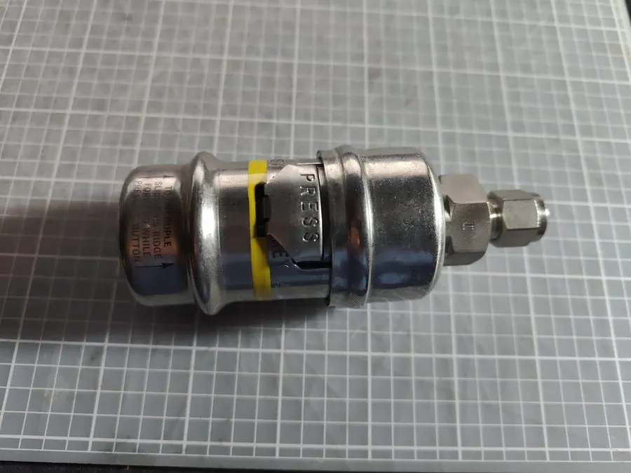 Фитинг Swagelok SS-QTM4-B-400K4 Stainless Quick Connect Fitting 1/4in Tube QT Bo