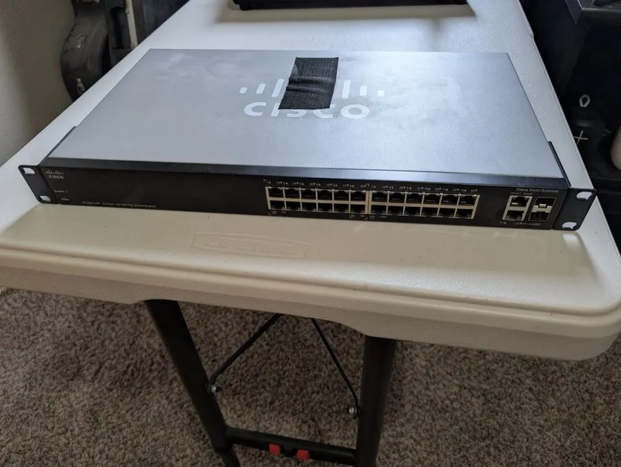 Коммутатор Cisco SF200-24P 24-Port 10/100 PoE Smart Managed Rackmount Switch
