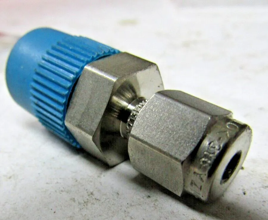 Разъём Swagelok SS-200-1-4 Male Connector Fitting 1/8” Tube OD x 1/4 Male NPT — фото лота 1