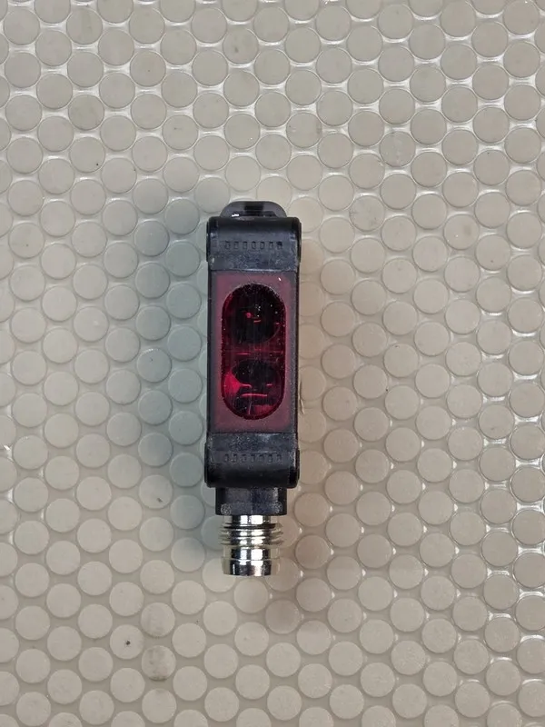 Фотоэлектрический датчик OMRON E3Z-R86 photoelectric sensor 12 to 24VDC