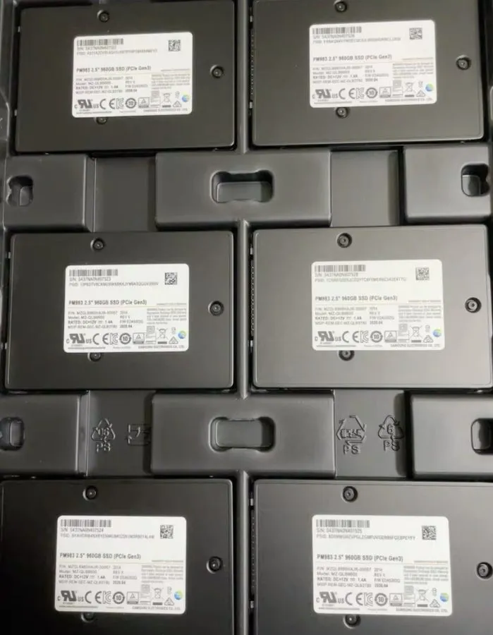 SSD-накопитель Samsung PM983 960GB MZ-QLB9600 MZQLB960HAJR-00007 PCIe Gen3 2.5" 