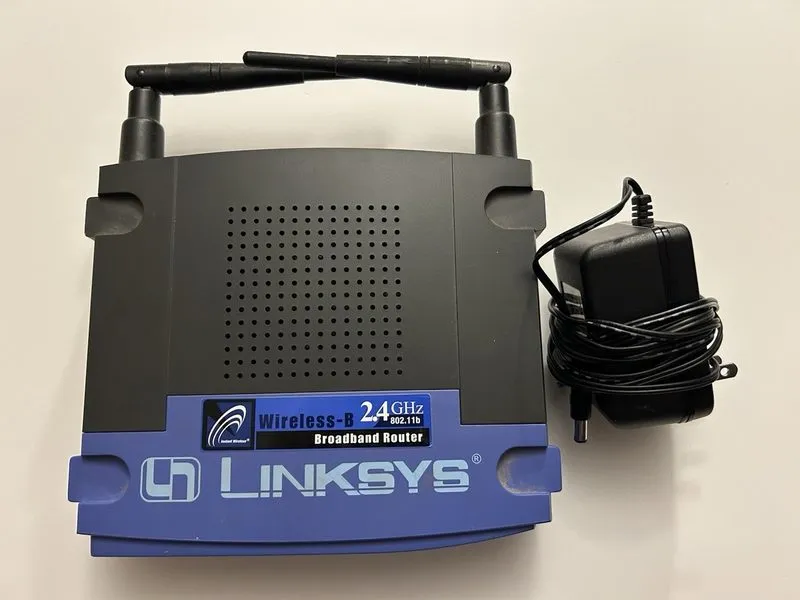 Маршрутизатор LINKSYS BEFW11S4 WIRELESS-B 2.4GHz 4-PORT BROADBAND ROUTER 802.11B — фото лота 1