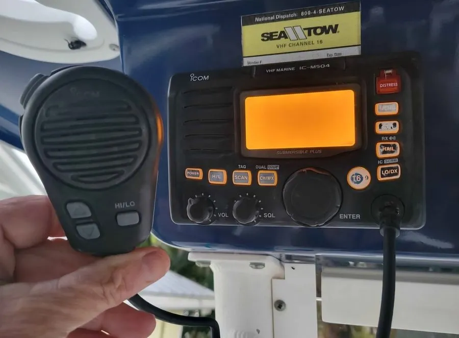 Радиостанция Icom IC-M504 Marine VHF Radio With Attached HM-126B Fist Mic — фото лота 1
