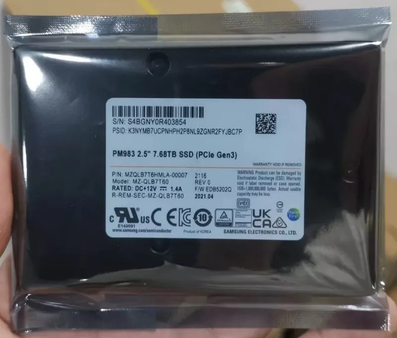 SSD-накопитель Samsung PM983 7.68TB SSD 2.5" NVMe PCIe Gen 3 U.2 MZQLB7T6HMLA-00 — фото лота 1