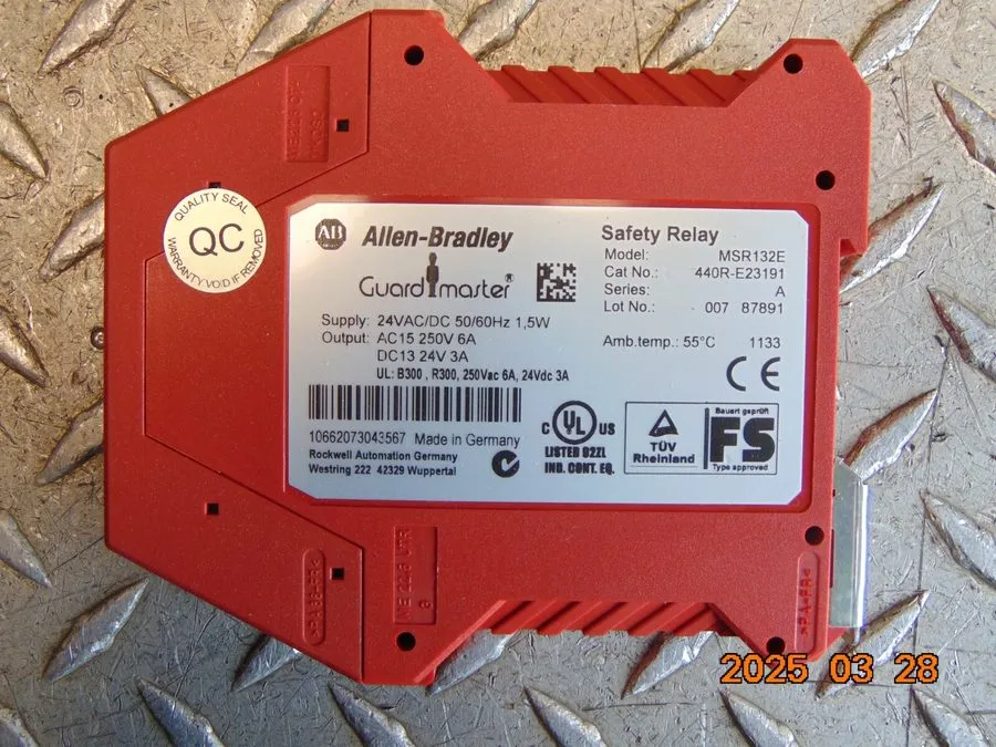 Реле безопасности Allen Bradley 440R-E23191 MSR132E Guardmaster Safety Relay 24V