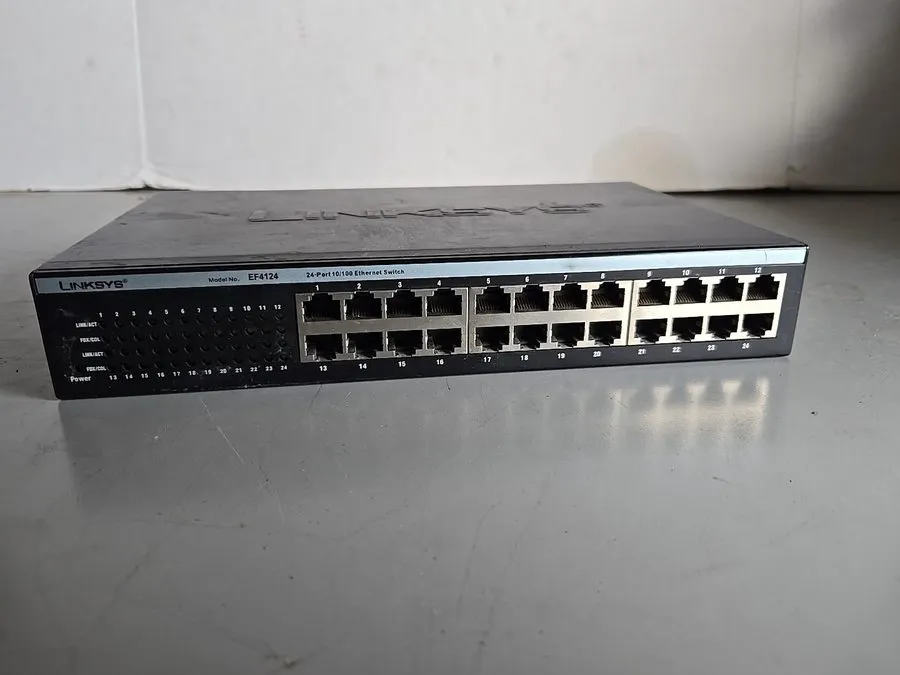 Коммутатор Cisco Linksys EF4124 24-Port 10/100 Ethernet Switch i682