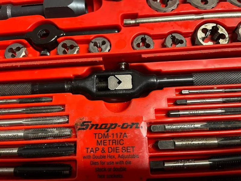 Режущий инструмент SNAP-ON METRIC TAP AND DIE SET #TDM117A (MISSING 1 TAP)
