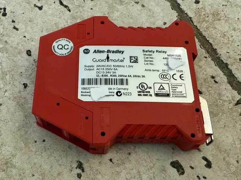 Реле безопасности Allen Bradley 440R-E23191 MSR132E Guardmaster Safety Relay 24V