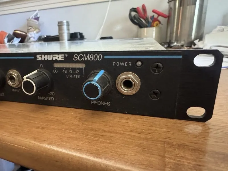 Микшерный пульт Shure SCM800 Rackmount Professional 8 Channel Microphone Mixer